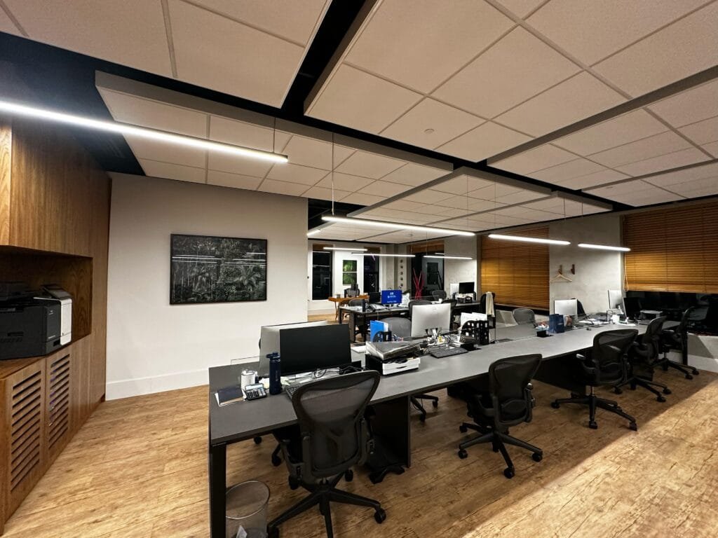 Espaço corporativo sustentável e moderno após obras rápidas.