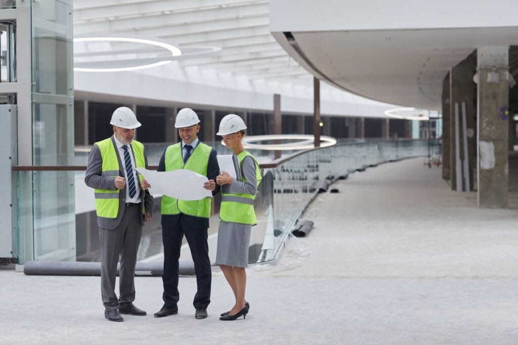 Shopping comercial em reforma com obras rápidas.